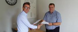 Dyrektor Zarządu Dróg Powiatowych i przedstawiciel Wykonawcy: PB CONTRACT - Piotr Borsukiewicz podczas podpisywania umowy na realizację inwestycji. 