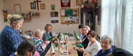 Podczas warsztatów - uczestnicy przygotowują dekoracje świąteczne