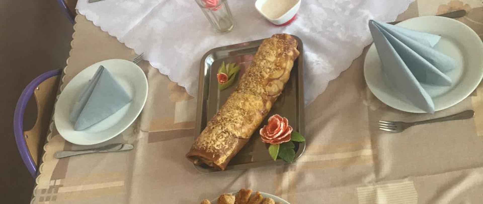 Potrawy przygotowane do degustacji przy nakrytym stole