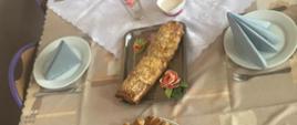Potrawy przygotowane do degustacji przy nakrytym stole