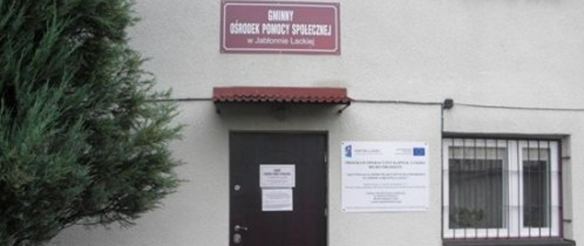 Wejście do Gminnego Ośrodka Pomocy Społecznej w Jabłonnie Lackiej