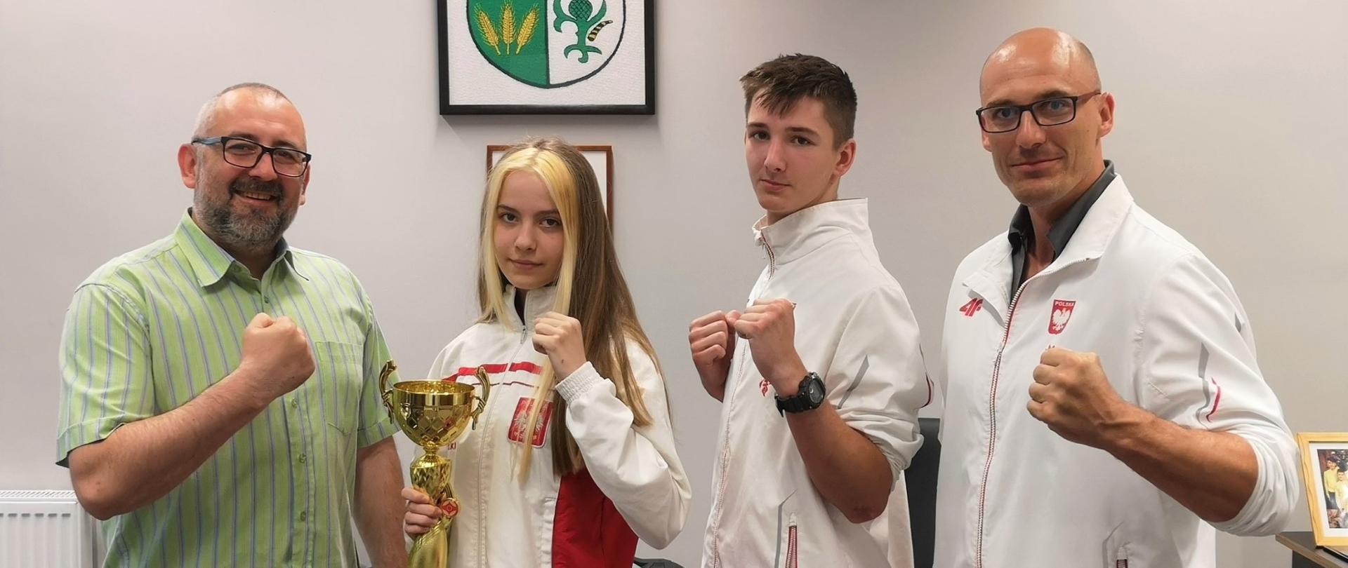 Na zdjęciu od lewej Starosta Przasnyski, Marta Grzegorczyk i Jakub Królicki wraz z trenerem Wojciechem Gołębiewskim. Reprezentanci sekcji Karate Kyokushin Klubu Sportowego "ISKRA" z Krasnego w gabinecie Starosty Przasnyskiego Krzysztofa Bieńkowskiego. 
