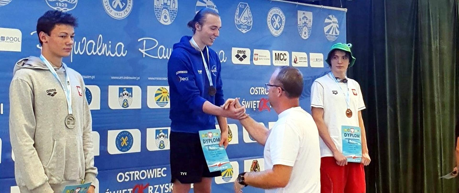Marcin Panasiuk odbiera dyplom
