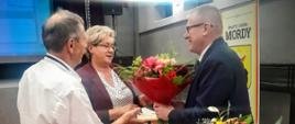 Wiceprzewodniczący (Gustaw Dmowski) i Przewodnicząca Rady Miejskiej w Mordach (Katarzyna Kotowska) wręczają kwiaty Burmistrzowi Miasta i Gminy Mordy Janowi Pawłowi Ługowskiemu