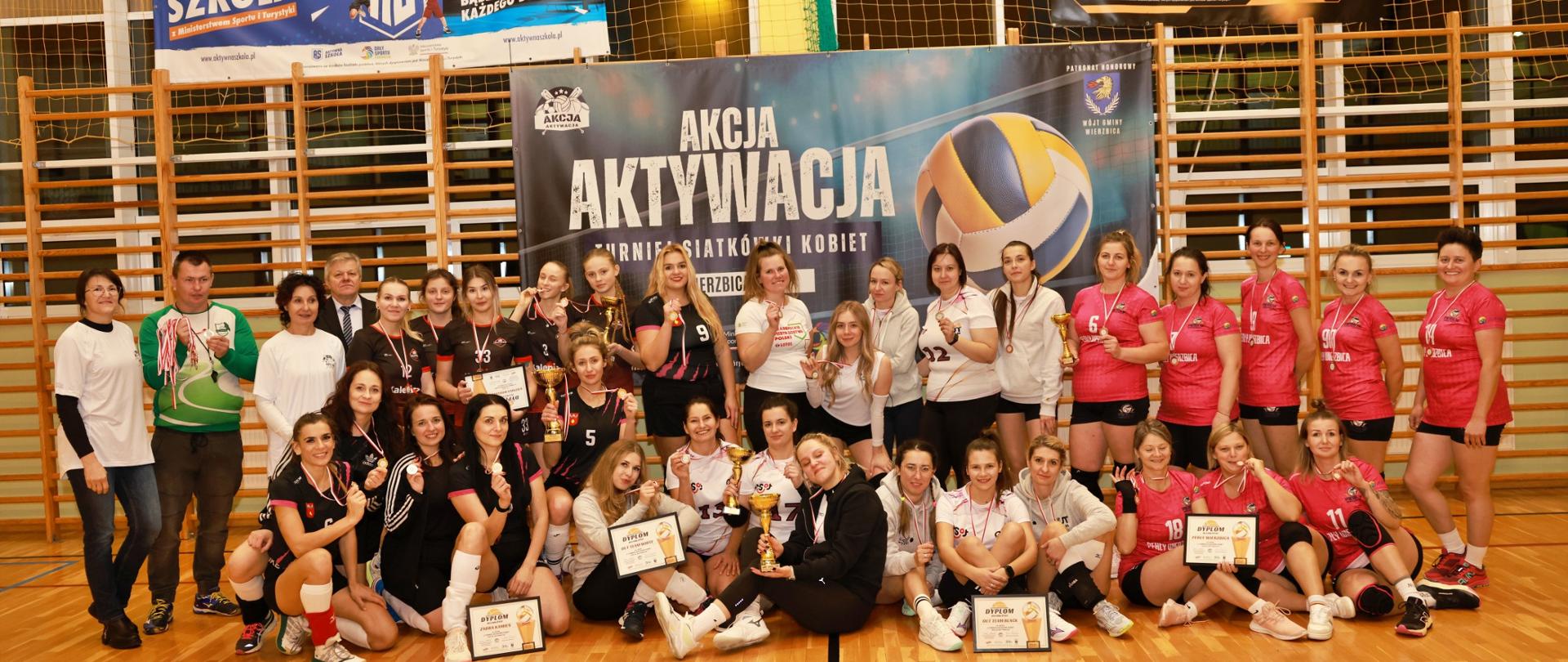 uczestnicy podczas rozgrywek turnieju siatkowego kobiet