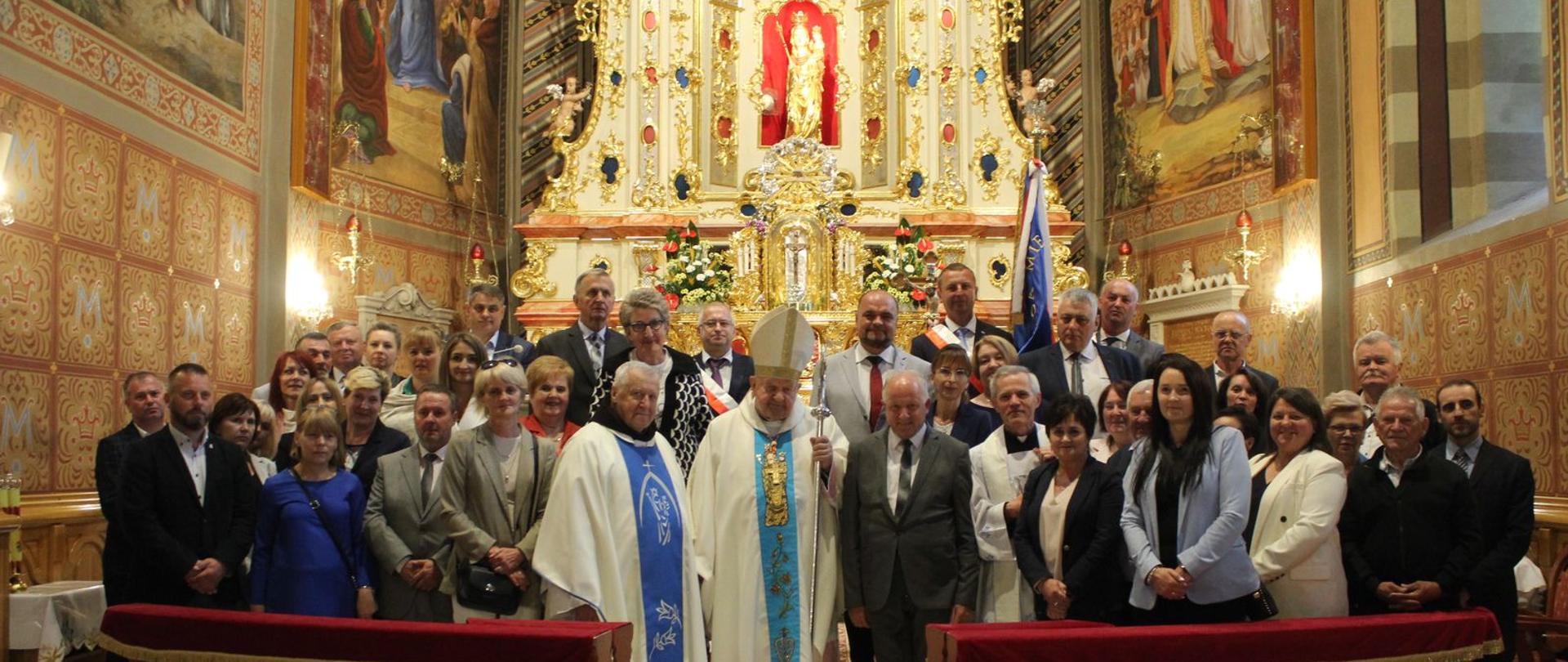 Zdjęcie grupowe, ołtarz w Bazylice Ludźmierskiej. 