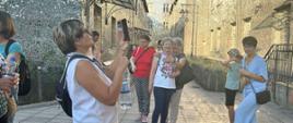 Uczestnicy w trakcie zwiedzania - pozują do zdjęć, robią zdjęcia