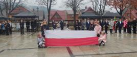 Taniec flag w wykonaniu uczennic ze szkoły podstawowej