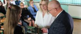 Moment wręczania stypendium uczniom