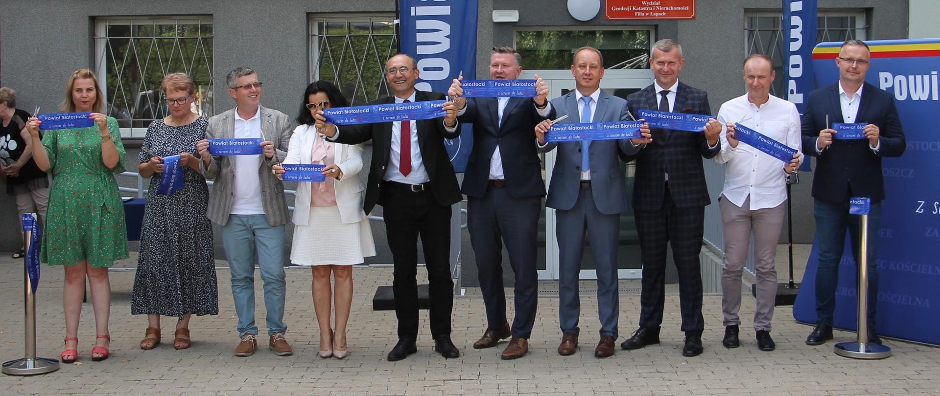zdjęcie grupowe podczas przecięcia wstęgi
