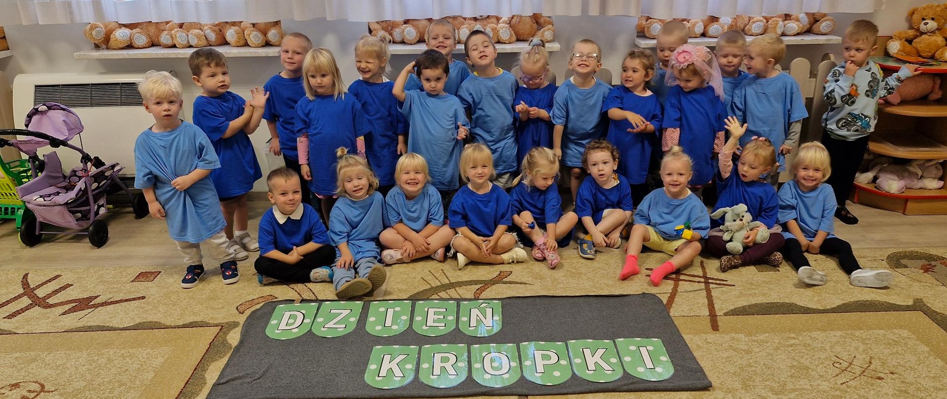 Dzieci w niebieskich koszulkach 