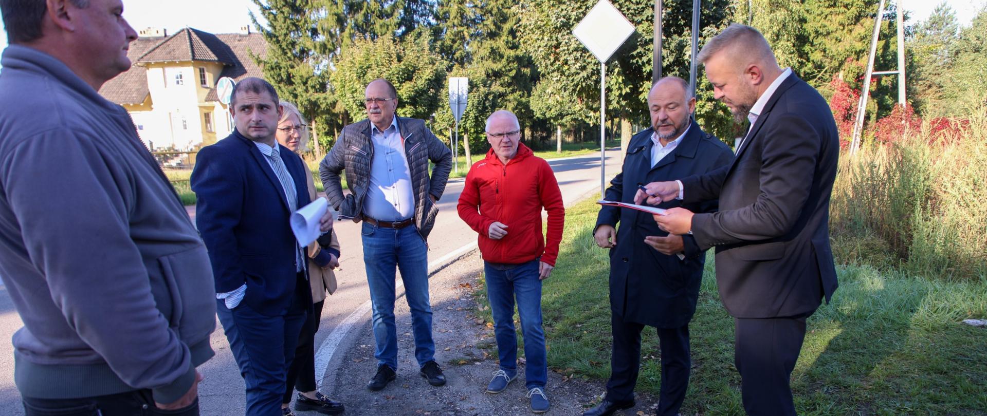 Kilku mężczyzn stoi na skrzyżowaniu dróg