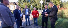 Kilku mężczyzn stoi na skrzyżowaniu dróg