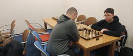 Dwóch chłopców gra w szachy