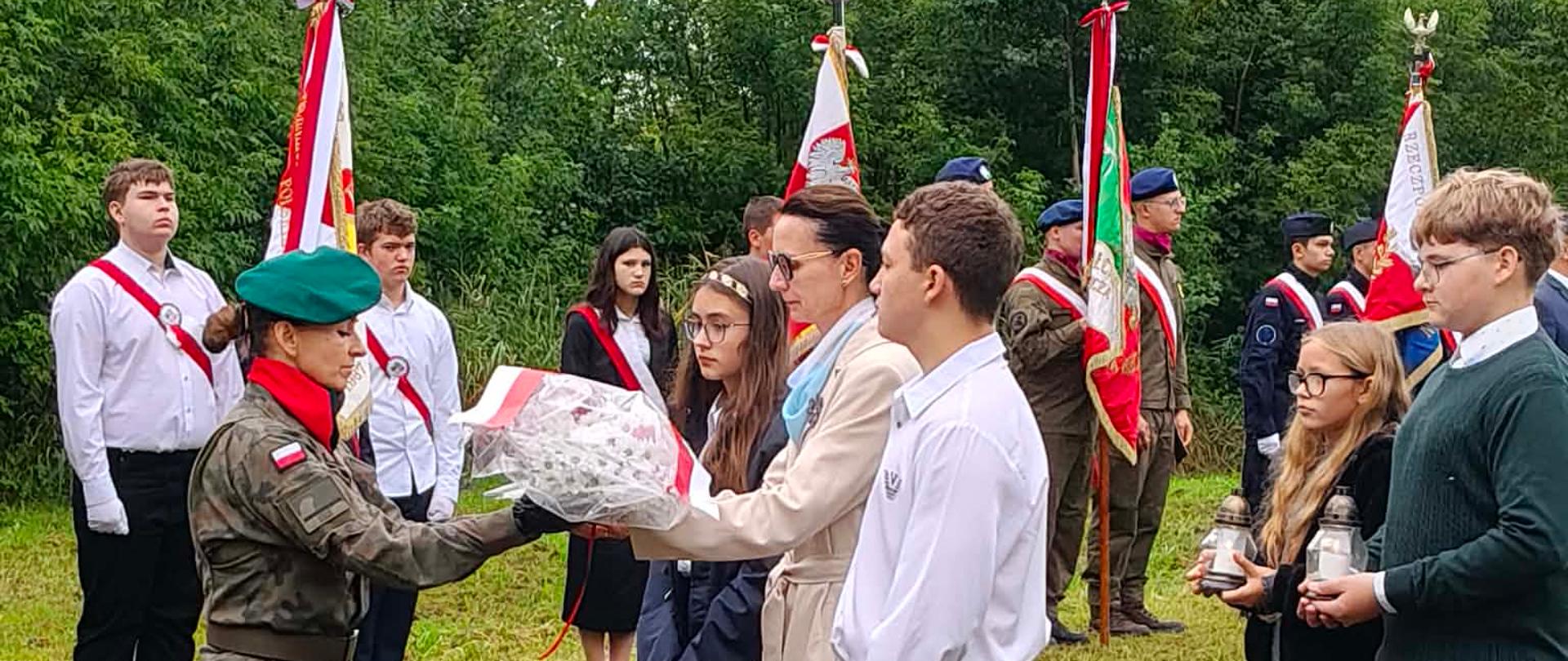 Uroczystość pod pomnikiem w Białobrzegach w hołdzie Sybirakom oraz Żołnierzom Wojska Polskiego walczącym od 1 IX 1939 r. z Niemcami i od 17 IX 1939 r. z ZSRR 