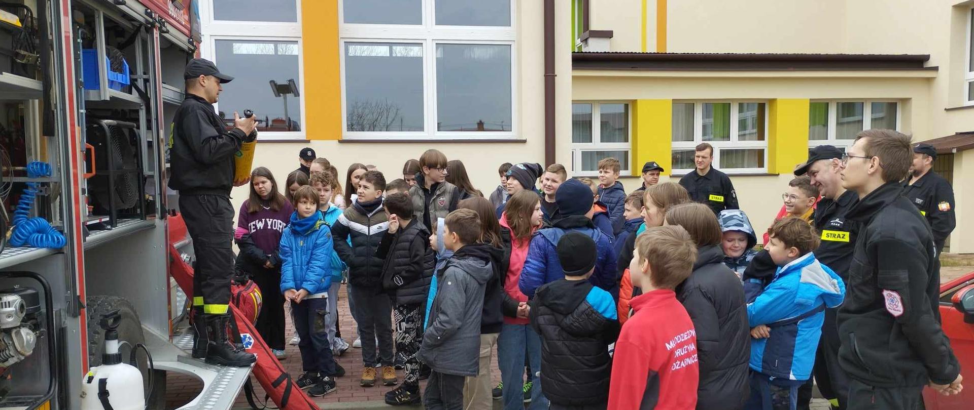 Prezentacja wyposażenia wozu strażackiego.