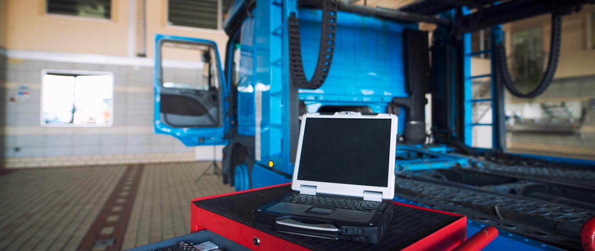 Wnętrze warsztatu, ciężarówka, wózek narzędziowy i narzędziem diagnostycznym do obsługi pojazdów ciężarowych. 