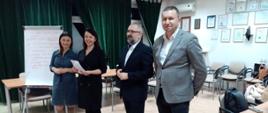Na zdjęciu od lewej: dwie panie, Starosta Krzysztof Bieńkowski i dyrektor Powiatowego Centrum Pomocy Rodzinie Krzysztof Goś. Zdjęcie wykonano w starszej sali konferencyjnej w siedzibie Powiatu Przasnyskiego.