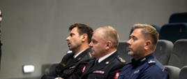 Spotkanie w ramach realizowanego przez Powiat Proszowicki Programu Priorytetowego „Bezpieczny Dom”, na zdjęciu od prawej: Komendant Powiatowy Policji w Proszowicach, Zastępca Komendanta Powiatowego PSP, Zastępca Dowódcy Jednostki Ratowniczo-Gaśniczej 