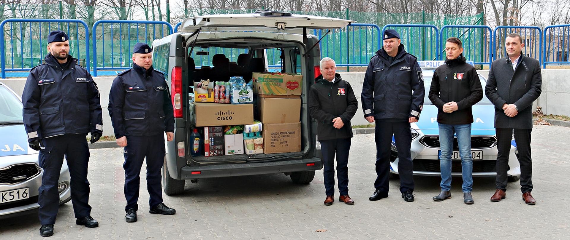 Zdjęcie przedstawia policjantów oraz samorządowców z powiatu kraśnickiego wraz z transportem pomocy dla Ukrainy.