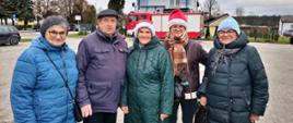 zdjęcie grupowe seniorów na placu przy budynku urzędu