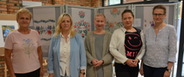 Autorka prac wraz z Wicestarostą Joanną Kojło, Naczelnikiem Wydziału Promocji Walentyną Pietroczuk oraz dwoma uczestniczkami wystawy pozują na tle ekspozycji haftowanych ręczników