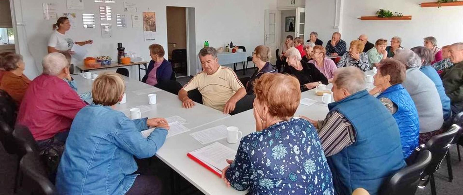 seniorzy na spotkaniu przygotowują koktaile owocowe