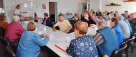 seniorzy na spotkaniu przygotowują koktaile owocowe