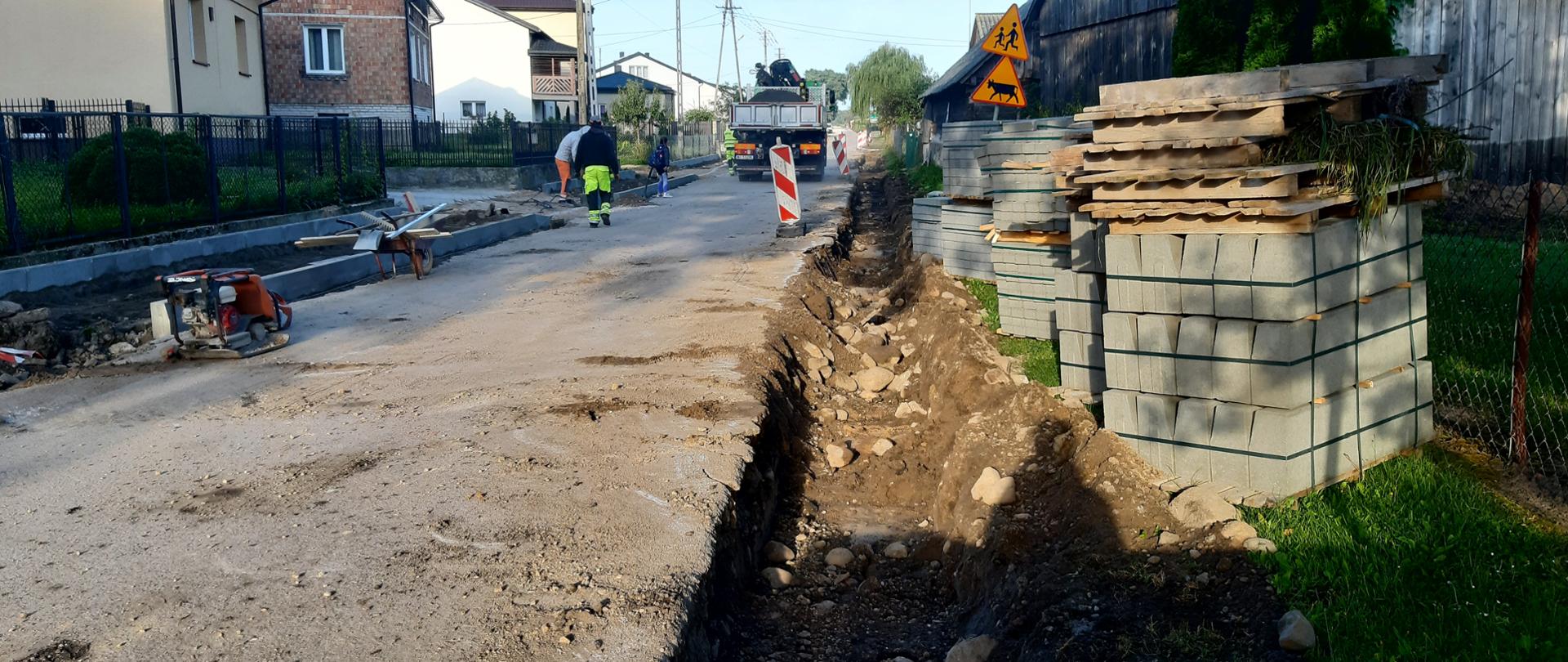 Roboty drogowe we wsi Wyrozęby-Podawce
