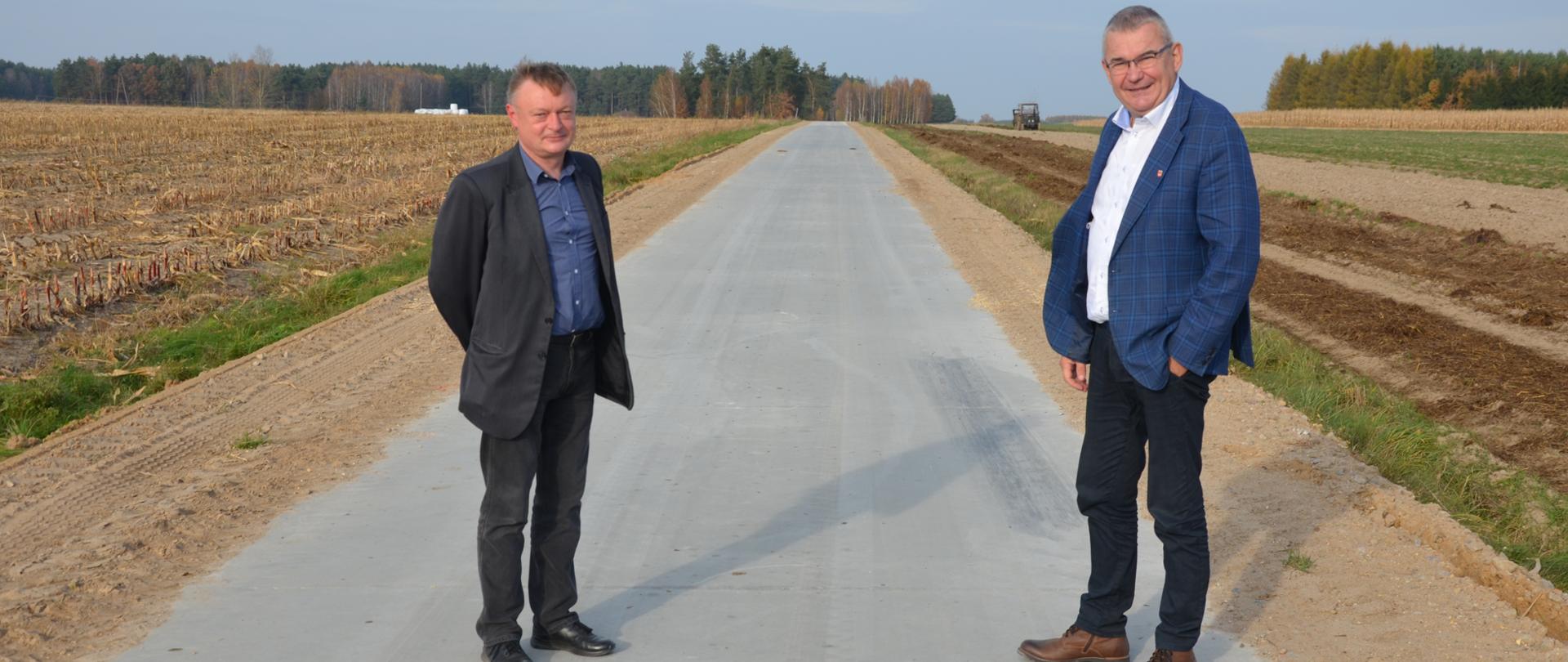 Od lewej Piotr Kijowski Szef Doradztwa Technicznego SPC oraz Wójt Gminy Brańsk na drodze betonowej