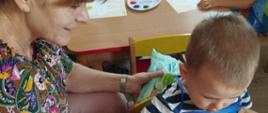 Zajęcia plastyczne - dzieci malują swoje kolorowanki