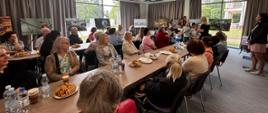 Celebrujemy Dzień Rodzicielstwa Zastępczego - rodzice siedzą w sali konferencyjnej Akademii Przyrody 