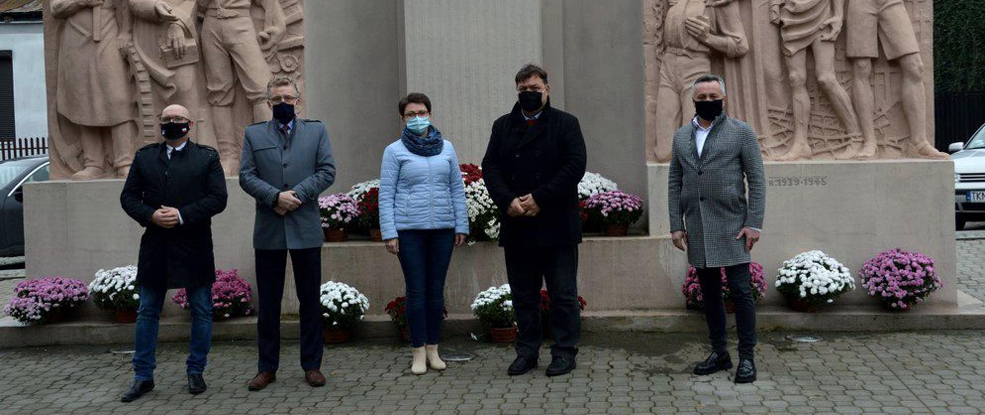 Przedstawiciele Powiatu Koneckiego przy Pomniku Wdzięczności