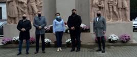 Przedstawiciele Powiatu Koneckiego przy Pomniku Wdzięczności