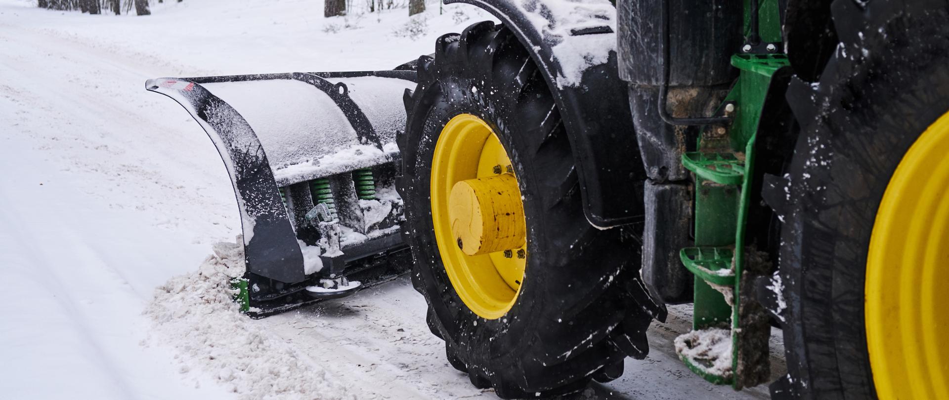 Traktor odśnieża drogę