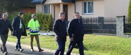 Odbiór drogi - przedstawiciele samorządu Powiatu Hajnowskiego, gminy Czyże i Wykonawcy idą nowo wyremontowanym odcinkiem drogi