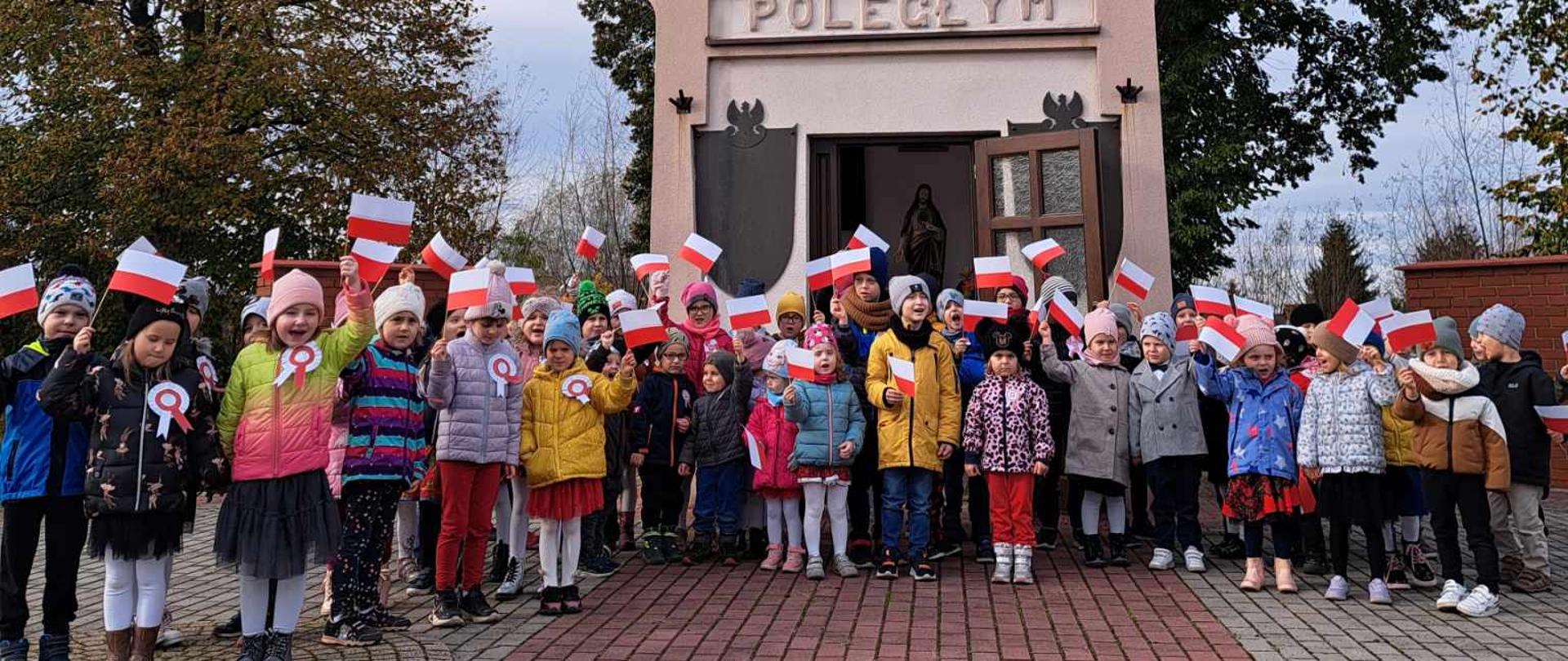 Dzieci z flagami obchodzą Narodowe święto Niepodległości