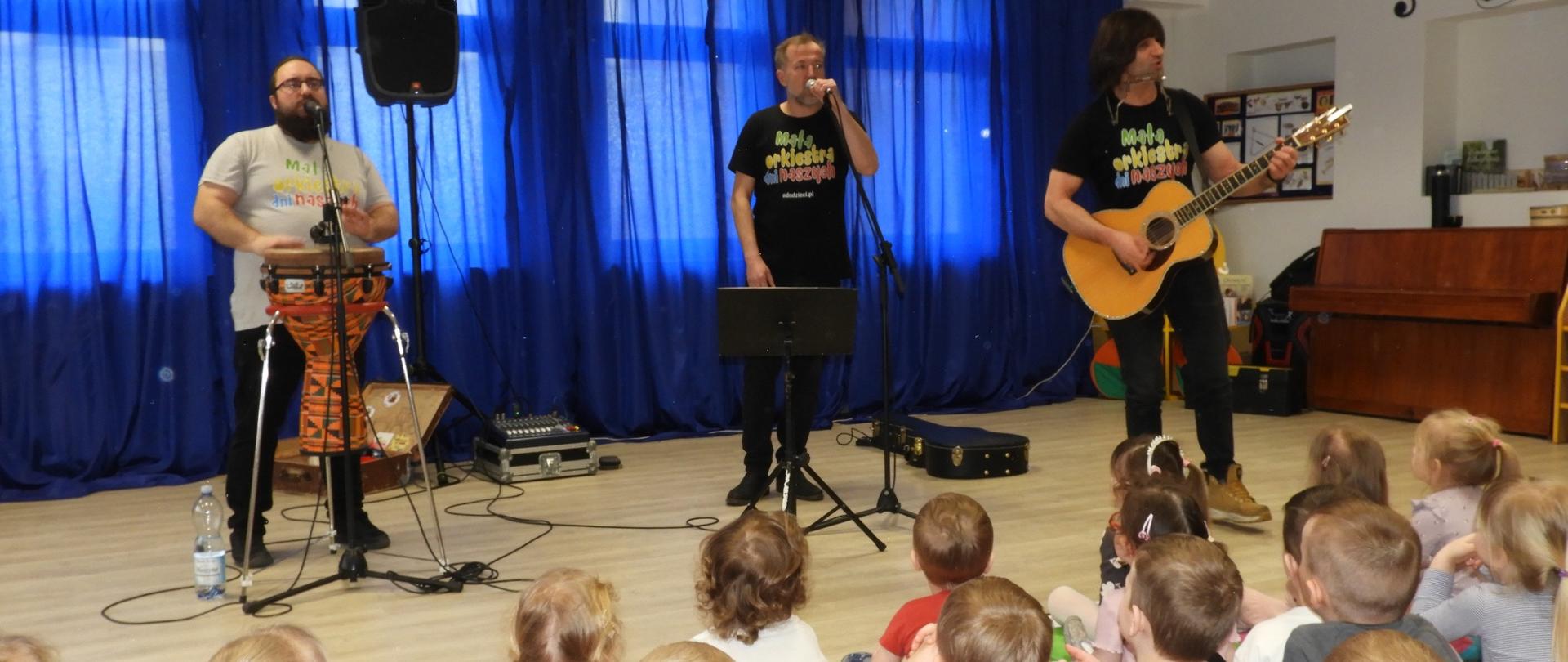3 muzyków na scenie