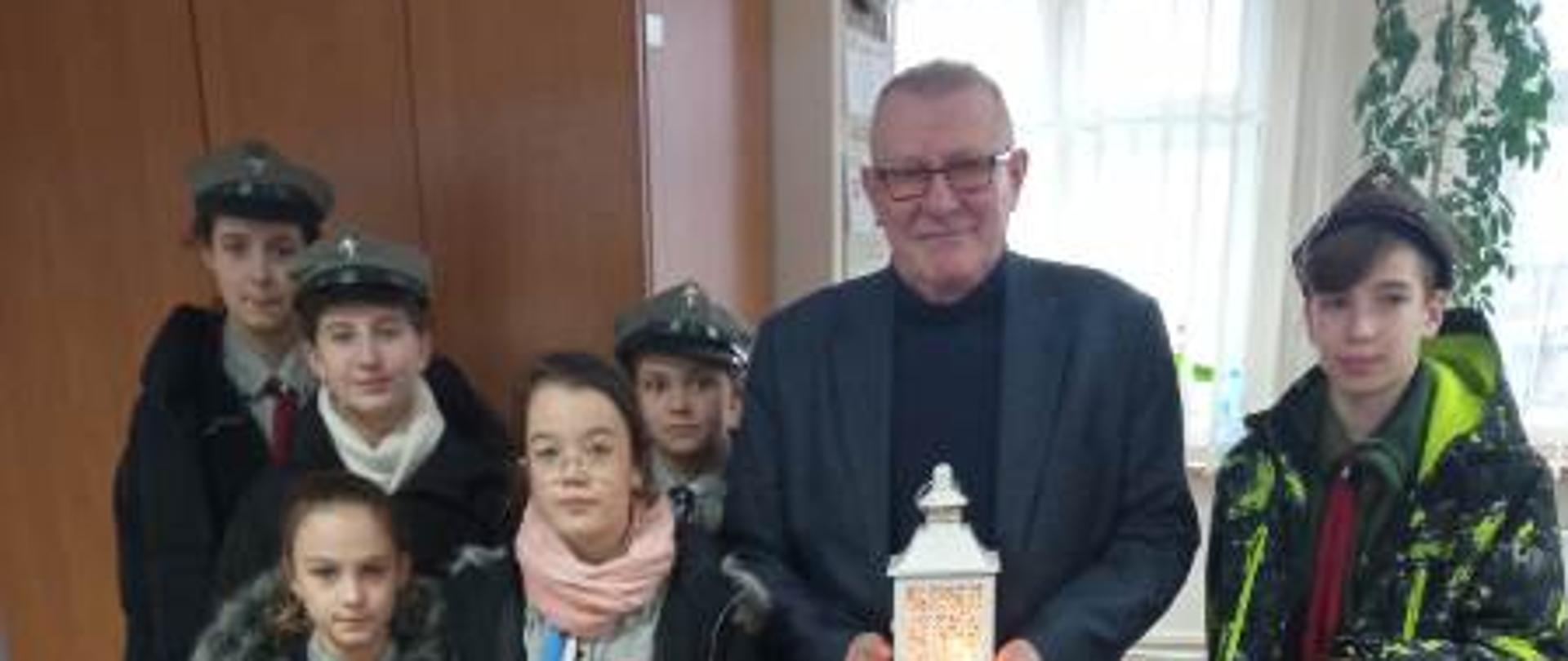 Betlejemskie Światełko Pokoju rozbłysło w Urzędzie Miasta i Gminy w Mordach