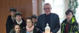 Betlejemskie Światełko Pokoju rozbłysło w Urzędzie Miasta i Gminy w Mordach