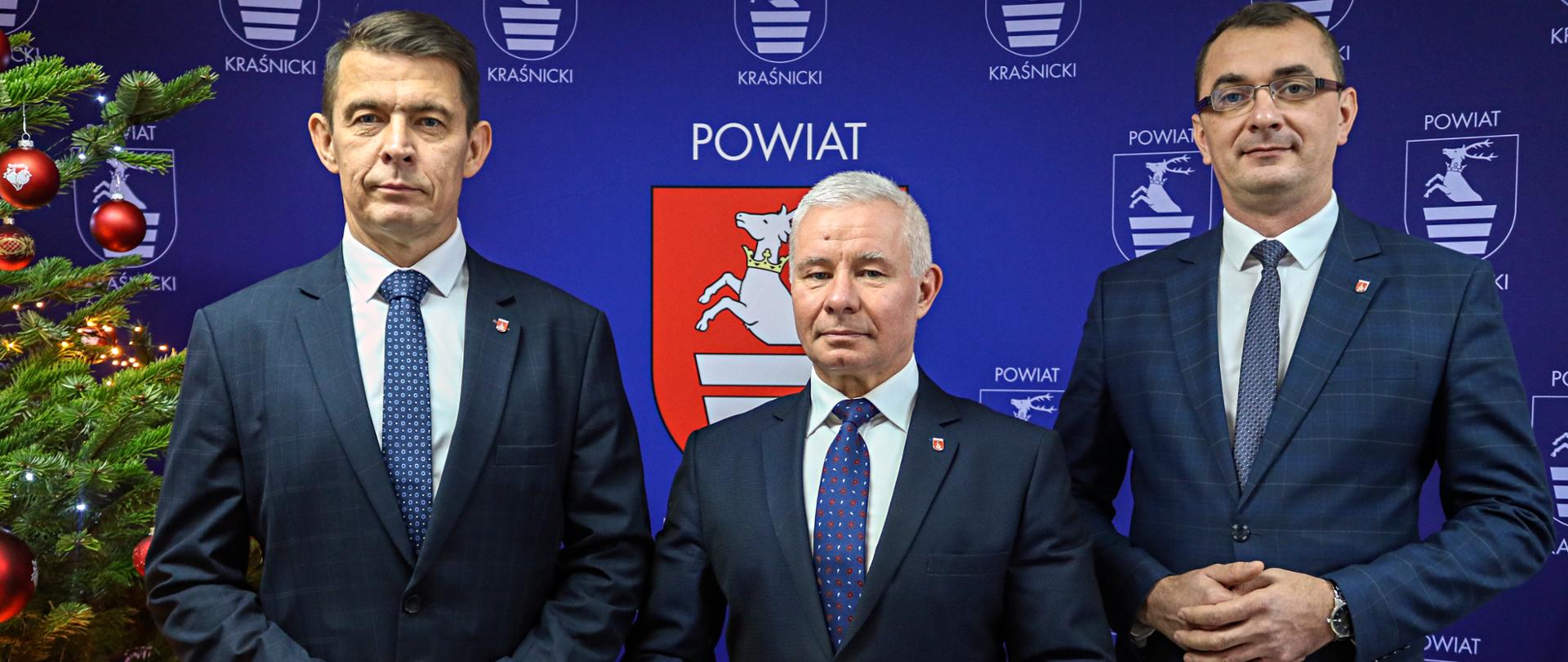 Na zdjęciu od lewej: przewodniczący Jacek Dubiel, starosta Andrzej Rolla i wicestarosta Paweł Kudrel.
