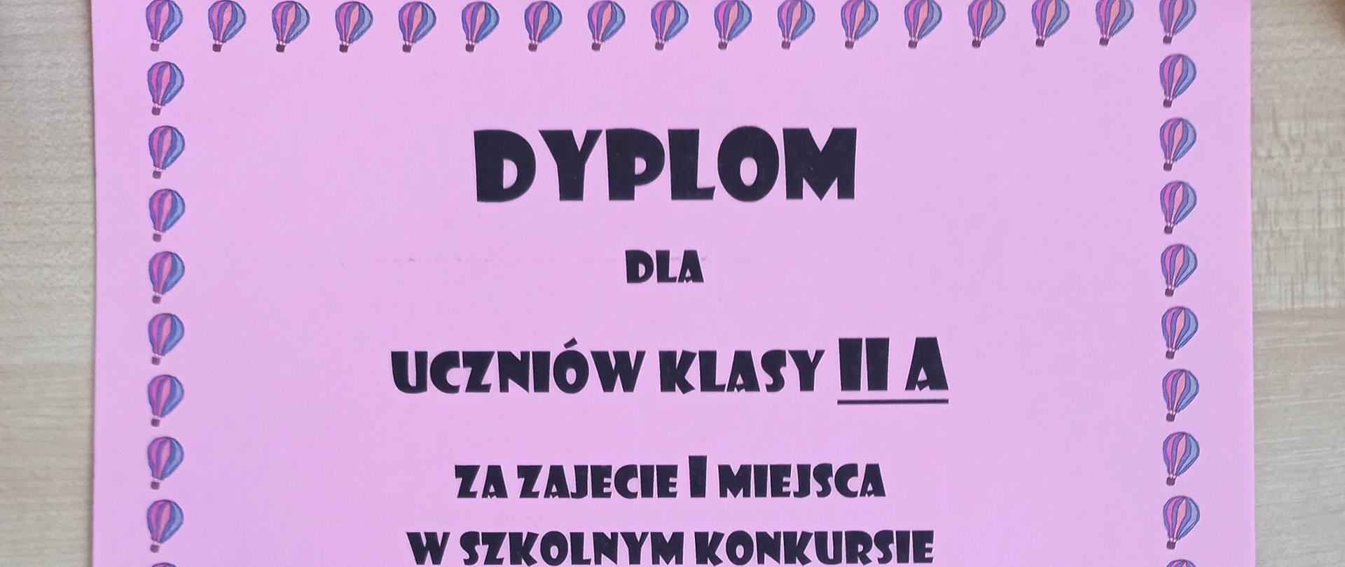 Różowa kartka, dookoła ma ramkę z balonów. Na całej kartce czarne napisy. Na dole zdjęcie otwartej książki.