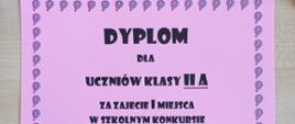 Różowa kartka, dookoła ma ramkę z balonów. Na całej kartce czarne napisy. Na dole zdjęcie otwartej książki.