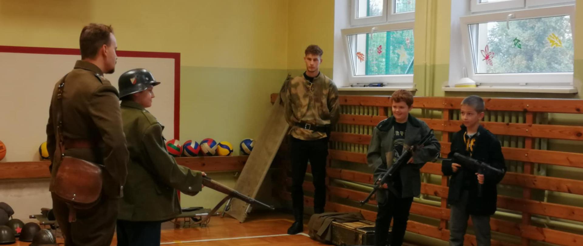 Uczniowie podczas rekonstrukcji historycznej