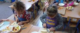 Przedszkolaki przygotowują soki owocowe