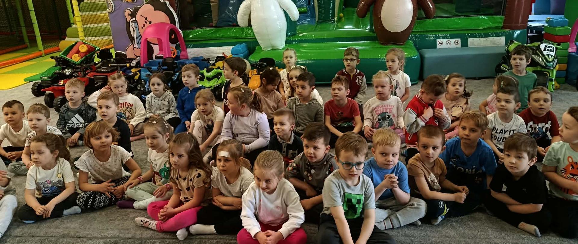 Grupa dzieci w kulkolandzie