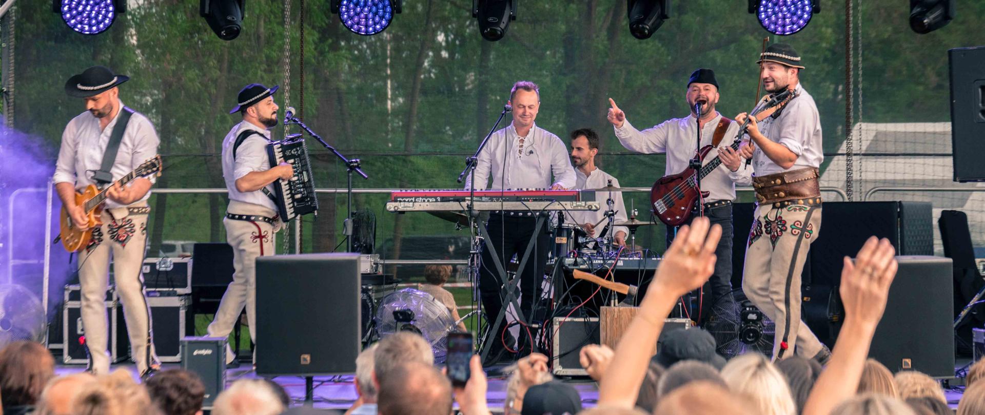 Zespół góralski na scenie