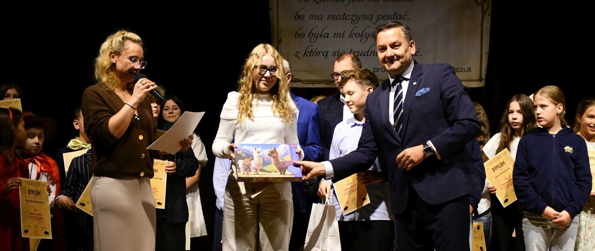 Zdjęcie wykonane podczas wręczenia nagród i dyplomów konkursu wokalnego "Piosenka Retro".