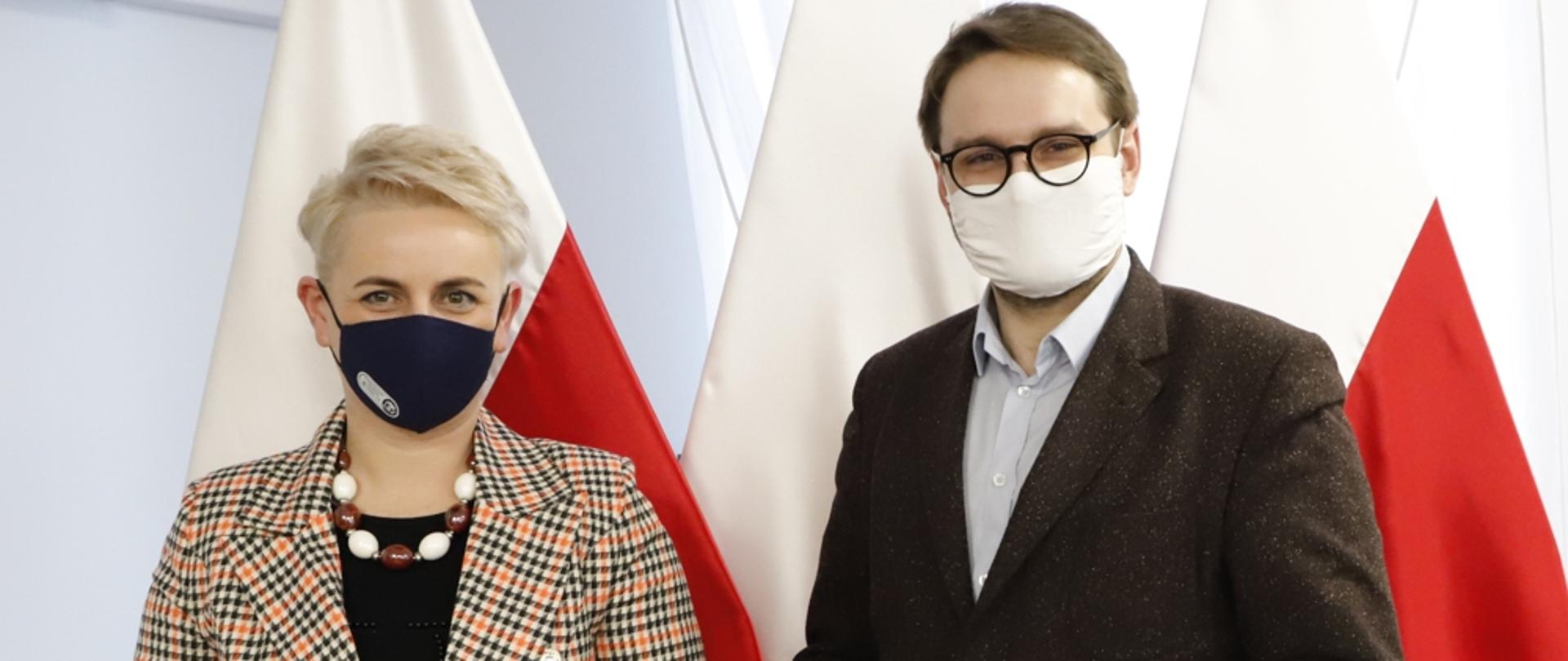 Pełnomocnik Premiera RP ds. programu Czyste Powietrze Bartłomiej Orzeł i Powiatowej Rady Kół Gospodyń Wiejskich Justyna Rupniewska