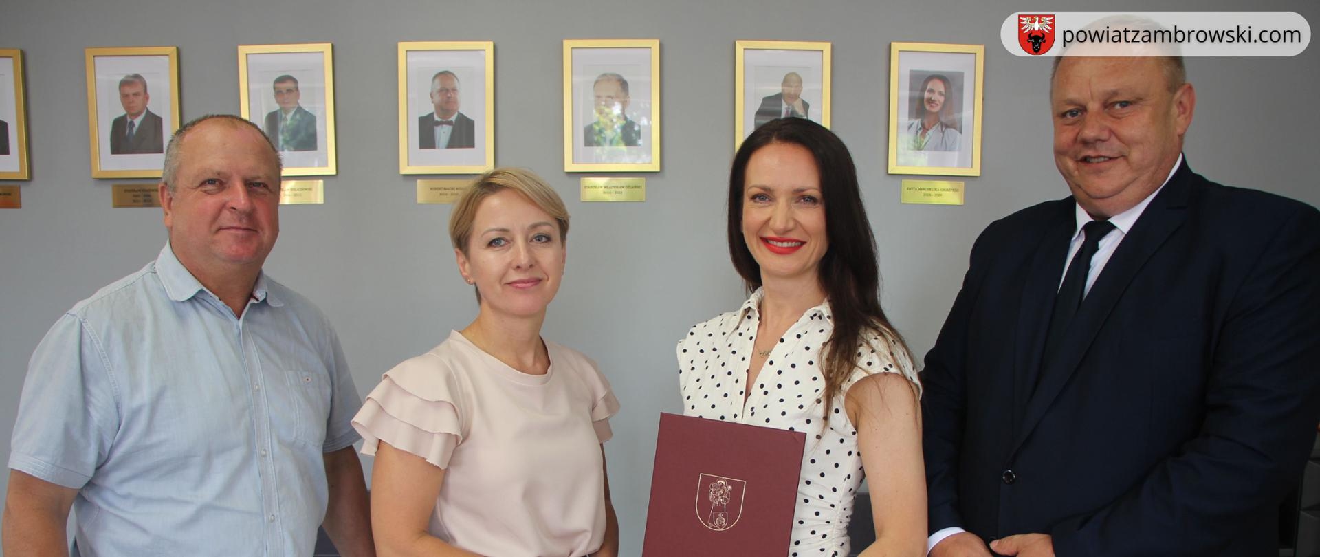 grupowe zdjęcie na którym znajdują się następujące osoby od lewej wicestarosta zambrowski, skarbnik gminy Szumowo, starosta zambrowski i wójt gminy Szumowo